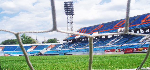 вид из-за ворот в воронежском центральном стадионе профсоюзов